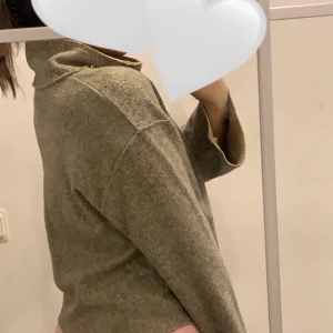 Stickad tröja - Säljer denna mysiga stickade tröjan som är slutsåld på Zara. Använd endast 2 gånger så den är som ny. Köpt för 359kr och säljer den för 179kr, pris kan diskuteras!💗