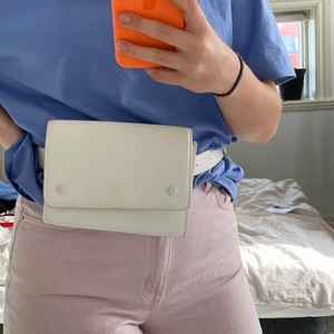 Cool magväska - Cool magväska i vit som också kan användas som axelbandsväska. 🤍🤍 Knappt använd och köpt för några år sen i Spanien. I väldigt fint skick. Den tvättas innan den skickas. Den kan även användas som ett skärp. 