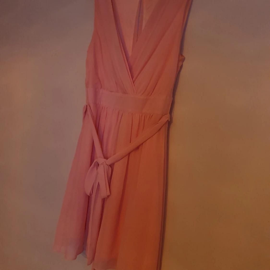 Laxrosa klänning med snörning/knytning