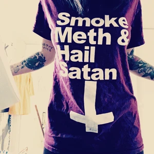 Smoke meth and hail satan - Obs! Unisex. Ungefär som en 38. Från etsy. Vinröd. Passar herr strl S och damer storlek XS-M