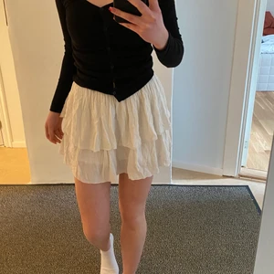 Vit fluffig kjol - Kort kjol utan fläckar eller hål. Köpte secondhand men har inte använt den särskilt mycket själv. 