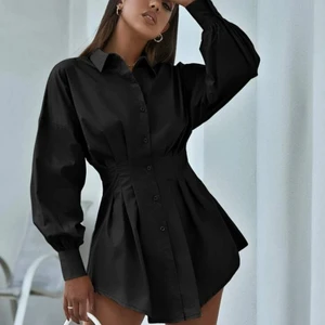 Figursydd svart skjorta/klänning - Sjukt snygg svart klänning/ skjorta från Shein. Helt oanvänd - säljer pga fel fel storlek. Nypris 189. 