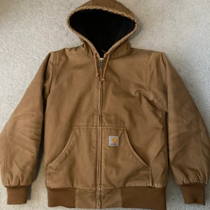 Carhartt jacka - Säljer en Carhartt jacka i mycket bra skick i storlek S. Priset är 850kr + frakt.
