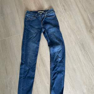 Levis jeans, aldrig använda. Storlek 26 super skinny. (710)