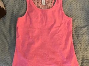 Coral spets linne - Super fint linne med en härlig färg! Perfekt inför sommaren! Så skönt material! Den har en super fin spets detalj på ryggen! Super fint skick! Den är i barn storlek men jag tror den skulle funka för dig som har storlek xxs-s För fler bilder eller frågor är det bara att kontakta mig!😇