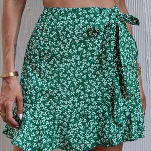 Grön kjol från SHEIN. Endast använd 1-2 gånger pga att den är Förstor för mig. Köparen står för frakten.