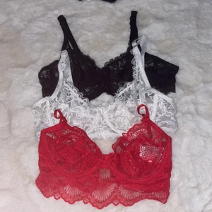 Spets bh  - Säljer då de är alldeles för små för mig, den vita och den svarta är i storlek M, kuporna skulle kunna passa en C kupa eller en liten D kupa. Den röda är en gammal bh som jag klippt bort vadderingen i, den är i 80B. Alla för 100kr + 24kr frakt