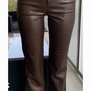 Skinnbyxor från Bikbok - Ett par jättefina och sköna skinnbyxor från bikbok men som tyvärr är för korta för mig som är 182 cm lång. Men skulle nog passa perfekt på någon som är 175. Köpte de här på Plick och säljer de vidare här också. Det är lånade bilder från den annonsen jag köpte byxorna ifrån.