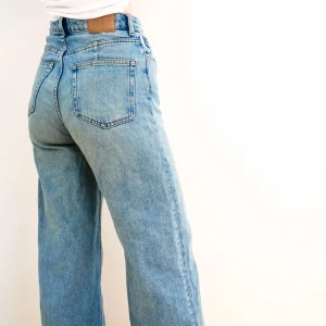 Världens bästa jeans! ACE från Weekday - Dessa bootcut-favoriter söker nytt hem då de otroligt nog aldrig kommer till användning. Nån som trivs bättre i jeans? Ta chansen! 