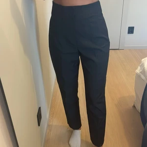 Kostym byxor zara - Kostym byxor för stora för mig dom är storlek 34 men tycker dom är för stora skulle tippa på att de passar personer med 36