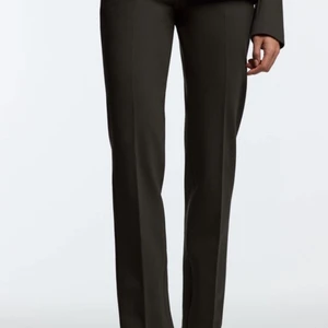 Grön/bruna Kostymbyxor med från zara - Säljer nu mina helt nya kostymbyxor med slits i storlek S passar även M. ❌Slutsålda på hemsidan❌