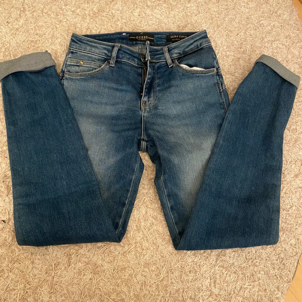 Guess jeans som är lågmidjade men tajta💖dom sitter verkligen jätte fint!. Jeans & Byxor.