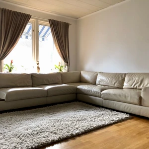 Hörnsoffa  - Hörnsoffa i äkta skinn från MIO. Mått: L 199 cm x2, D 101 cm, H 74 cm. Nypris: 32 000 kr