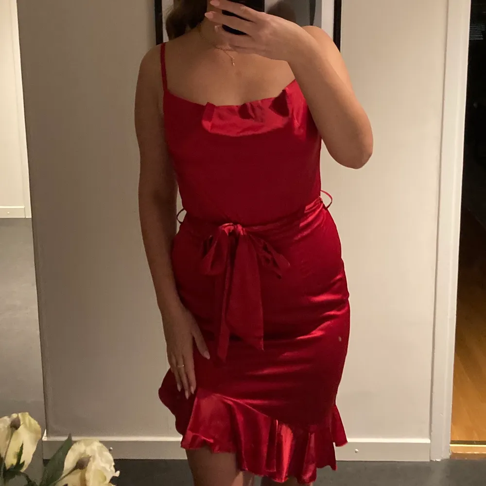 helt ny röd satin klänning (endast provad). storlek M. Klänningar.