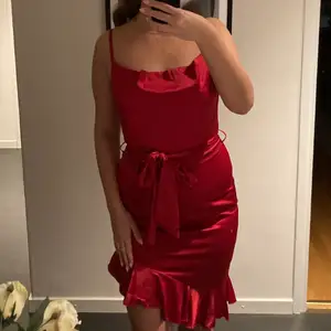 helt ny röd satin klänning (endast provad). storlek M