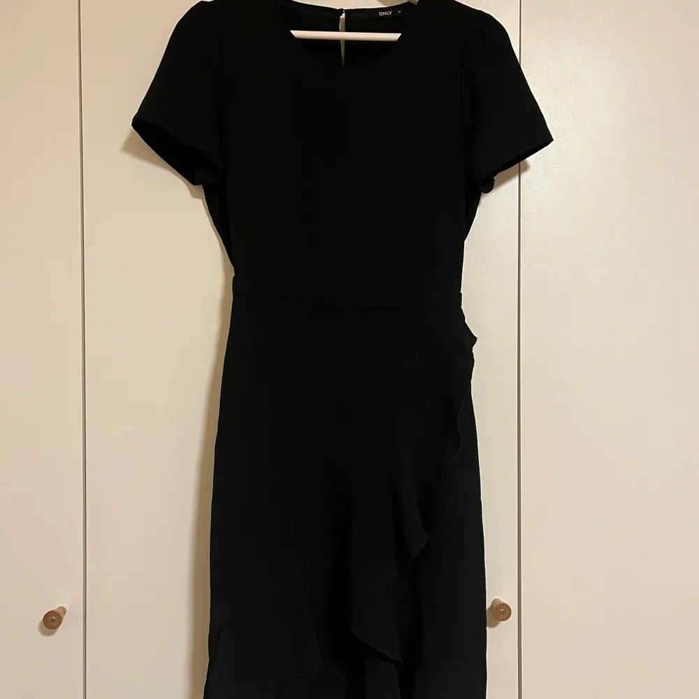 Säljer min syrras svarta klänning då den inte passar henne längre. Klänningen är från märket ONLY och är i storlek 34. Hon vill ha 150kr + frakt men priset kan diskuteras privat. Klänningar.