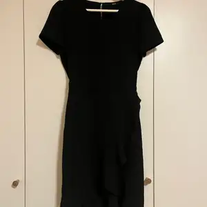 Säljer min syrras svarta klänning då den inte passar henne längre. Klänningen är från märket ONLY och är i storlek 34. Hon vill ha 150kr + frakt men priset kan diskuteras privat