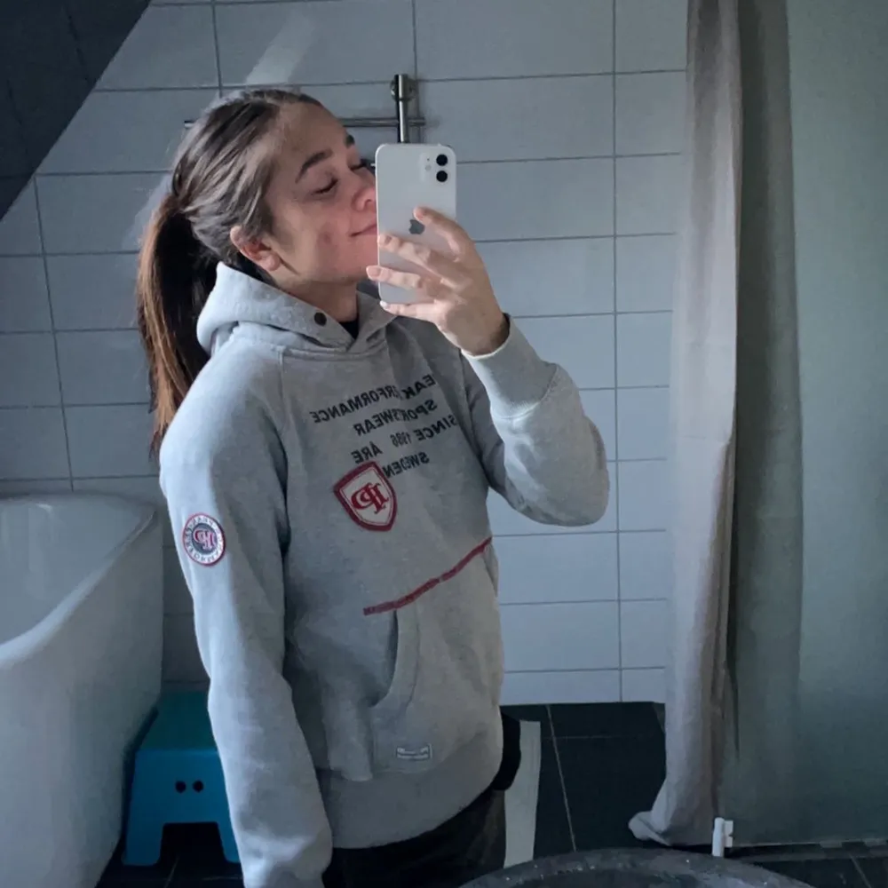 En grå jätte fin peak hoodie, fint skick . Hoodies.