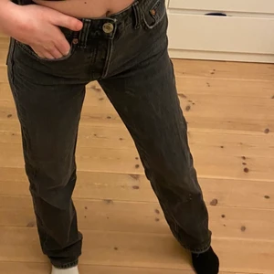 Zara mid waist Jeans - Jag säljer mina mid waist jeans strl 34 från zara eftersom att de inte kommer till användning längre. Köpte för ca 5 månader sedan men är fortfarande i bra skick! Jag säljer dessa för 150kr. Jag är 158cm lång och de sitter hyfsat bra i längden❤️