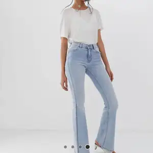 Bootcut Jeans i modellen Macy från Dr. Denim. Använda vid 2-3 tillfällen. Strl S/32. 