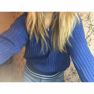 Tröja herr blå - En äldre marinblå-ish herrtröja med v-ringning och vita detaljer. Sparsamt använd och är i fint skick. Storleken är i L (herr) och sitter oversized på mig (S/M). Meddela mig vid fler frågor!😊