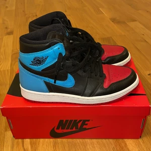 Air Jordan 1 UNC to chicago - Höga Air Jordan 1s i bra skick då de knappt är använda. Nypris ca 2800. Skriv för fler bilder. Kvitto finns❤️‍🔥❤️‍🔥