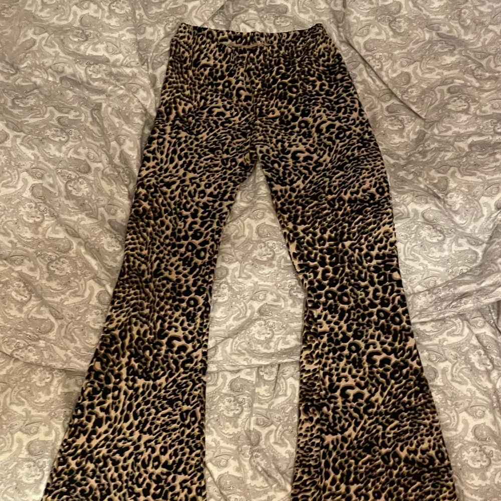 Säljer mina super snygga leopard tights!! Dom är utsvängda och stretchiga, i jättebra skick! Kommer bara inte till användning längre<3 jag är 160 och skulle säga att dom är ganska perfekt längd på mig.. Jeans & Byxor.