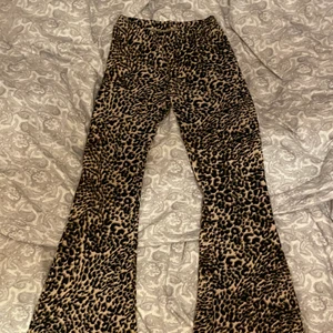 Leopardbyxor - Säljer mina super snygga leopard tights!! Dom är utsvängda och stretchiga, i jättebra skick! Kommer bara inte till användning längre<3 jag är 160 och skulle säga att dom är ganska perfekt längd på mig.