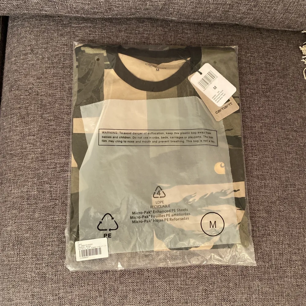 Säljer en helt ny Carhartt wip chase camo T-shirt. (Nypris cirka 450kr) Tröjan är helt oanvänd och ligger fortfarande i förpackningen.. T-shirts.