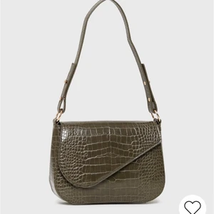 Väska - Säljer min fina mörkgröna väska från Nelly. Aldrig använd, nyskick. Köpt för 349kr. Slutsåld på Nelly. Säljer för 130kr+frakt