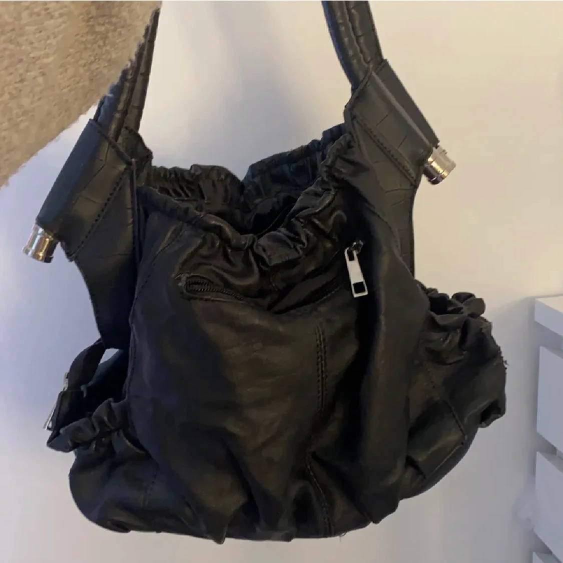 Svart läderväska med ormskinnsimitation  - 90