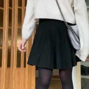Svart kjol - Plisserad svart kjol från Zara. Det är ett par ”shorts” i typ som är fastsydda. De fick inte plats att lägga ut så kan skicka bild på dom, det är bara att skriva. Köpare betalar frakt😙