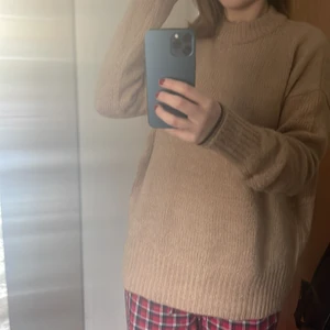 Brunaktig stickad tröja - Säljer en brunaktig stickad tröja då jag ej använder den mer. Som ni ser på första bild så är den lite lång, den slutar precis under rumpan men de kan va att den är i M. Köpt för 250 säljer för 100💗💗(köparen står för frakt)