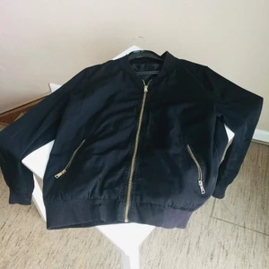 Esmara - Säljer en svart jacka, kolla gärna mina andra kläder 😇😇