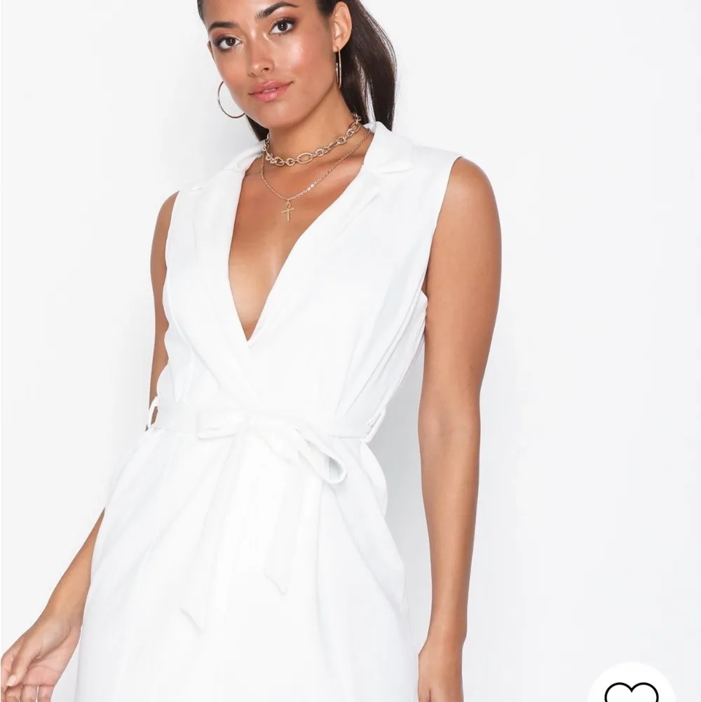 Det är en vit klänning som funkar till studenten. Är aldrig använd då den inte kommit till användning. (Lånad bild från hemsidan). Klänningar.