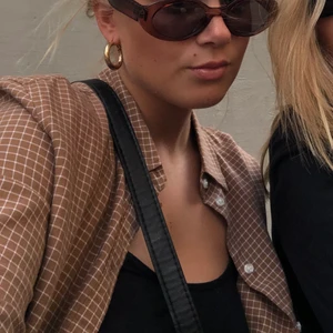 Brun skjorta - Säljer en jättefin brun/rutig skjorta från Gina Tricot. Bra skick