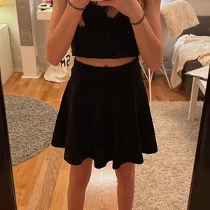 Kjol från H&M i storlek xs. - Den är som ny, jag har använt den 2 gånger! En klassisk svart kjol💗