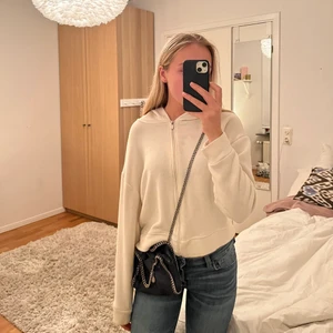 Stickad zip up hoodie - •Vit stickad tröja med dragkedja•