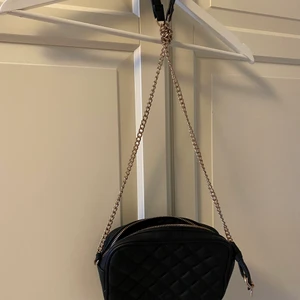 Väska  - Liten svart väska med kedja 