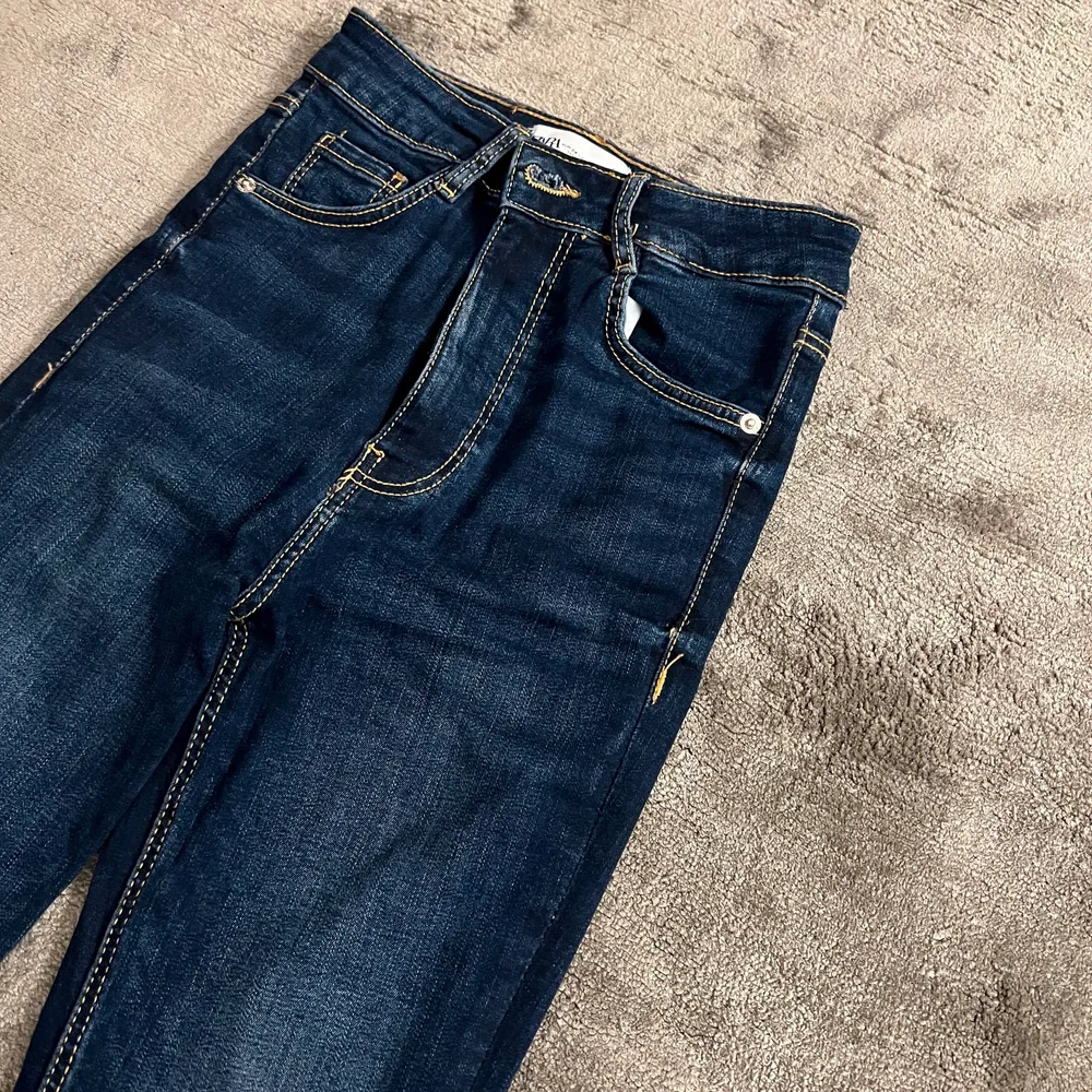 Zara skinny jeans i storlek 34! Oanvända Max 3 gånger. Jeans & Byxor.