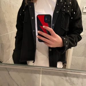 As snygg Zara jeansjacka  - Slutsåld Jeansjacka från zara dam. Använd några gånger men inte något som syns jättemycket. Buda bra!!