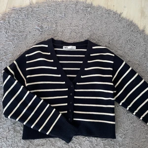 Kofta från Zara - Söt kofta från zara i gott skick! Köparen står för frakt☺️