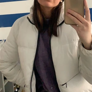 Vit jacka - Säljer denna fina vita jacka från HM🤍