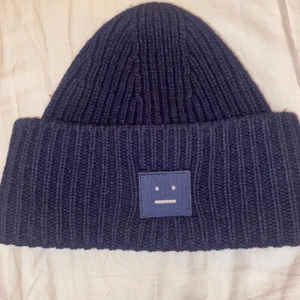 Acne studios Mössa  - Acne studio mössa, använd men i bra skick 