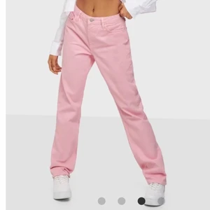 Byxor Nelly  - Säljer dessa byxor från Nelly. Dom är lite lågmidjade och storlek 32. Säljer pågrund av att dom är lite stora i midjan för mig men perfekta i längden (är 162) har dock satt dit en extra knapp grej för att dom ska bli mindre i midjan. Den går såklart att ta bort om man vill de!!! Dom är använda 2 gånger och kostar 599 nya,köp sker direkt vid 350. Köpare står för frakt!!!