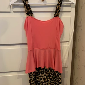 Kort klänning  - Väldigt kort klänning köpt i Thailandare använd 1gånh storlek xs
