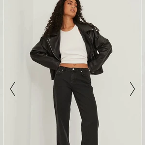 Lågmidjade jeans - Egna bilder finns! Säljer mina favoritjeans i storlek 36, helt oanvända och lapp kvar! Har två par så därför säljar jag dessa. Lågmidjade och så sköna, passar till allt.