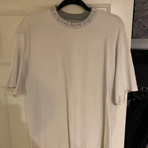Acne  - Acne t-shirt. Storlek L. Använt skick.