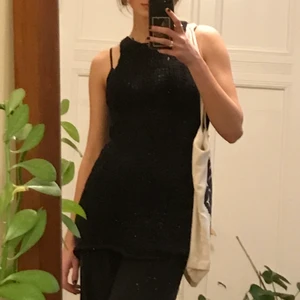 Weekday Klänning - En stickad klänning från Weekday i nyskick! Fungerar utmärkt att ha både över ett par byxor eller för sig själv :) Materialet är stretchigt och inte det minsta stickigt. 