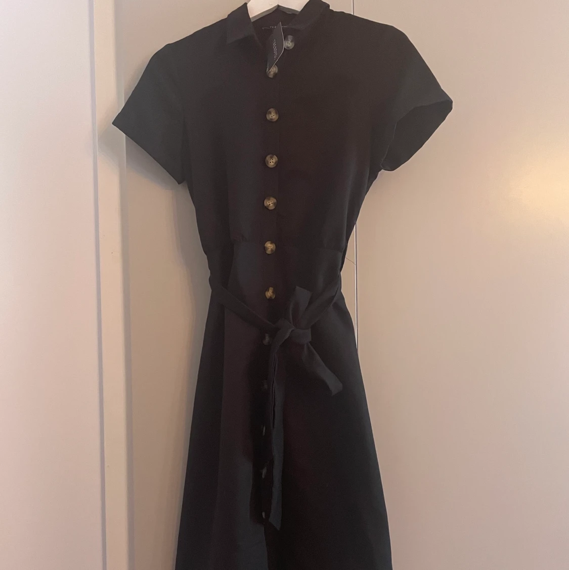 Superfin klänning med knäppning